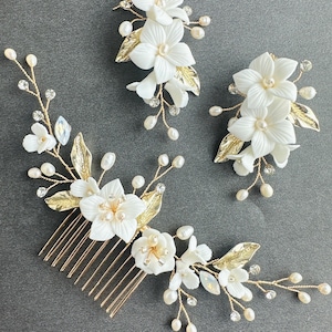 Acessório de cabelo de casamento dourado com pérolas, conjunto de acessórios de noiva, pente de cabelo de flores e brincos para noiva, aplique de cabelo de flor de argila marfim