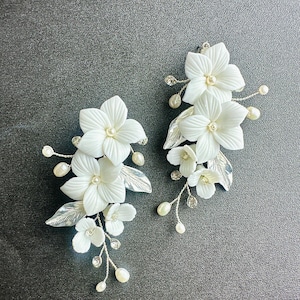 Florale Hängeohrringe: Porzellan Blüte, Perle & Kristall Brautschmuck