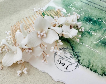 Bridal Hair Comb, Baby Breath Look Bridal Hair Comb, Flower Hair Comb for Bride, Silver Pearl Hair Vine, Clay Flower Boho Hairpiece