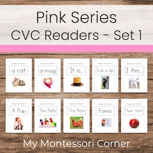 Może przedstawiać: Zestaw dziesięciu kolorowych kart z obrazkami i prostym tekstem, zatytułowany "Pink Series CVC Readers - Set 1". Karty przedstawiają obrazy kota, kubka, kapelusza, niedźwiadka, kozy, szczeniaka, doniczek, kury, lisów i jabłka. Każda karta ma tytuł, np. "a cat", "It is...", "Cub is Up", i "Yum, Yum!" Karty są przeznaczone dla początkujących czytelników i zawierają proste słowa CVC.
