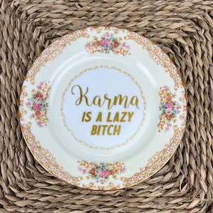 Décoration d'assiette vintage recyclée Karma est une chienne paresseuse, porcelaine grossière, assiette en porcelaine d'insulte, anniversaire d'une petite amie meilleure amie, cadeau de pendaison de crémaillère vulgaire impertinent