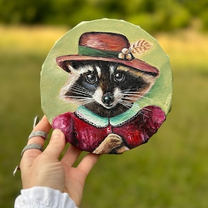 Dipinto originale rotondo di procione, mini dipinto di procione, procione con cappello, arte murale di animali in stile vintage, arte stravagante, animali del bosco