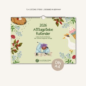 Könnte beinhalten: Ein Kalender für 2026 mit hellgrünem Hintergrund, der Illustrationen eines Rollers, Eiscreme und einer Gans zeigt. Der Kalender trägt die Aufschrift "Alltagsliebe Kalender" und "Designed in Germany". Der Kalender hat das Format DIN A4.