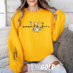 Sweat-shirt personnalisé « Maman Ours », motif Winnie l'Ourson, manches personnalisées avec le prénom de l'enfant image 6
