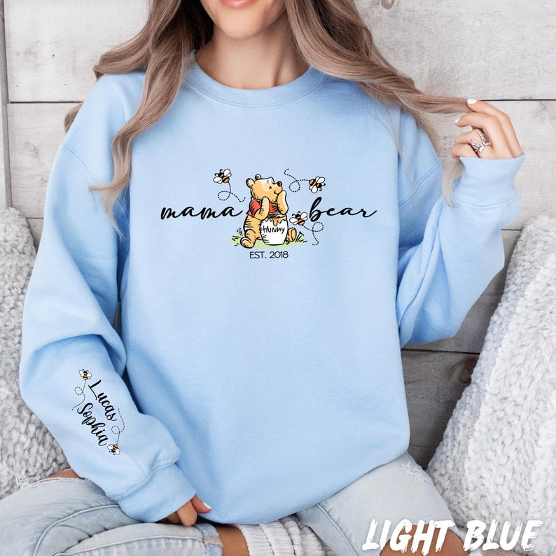Sweat-shirt personnalisé « Maman Ours », motif Winnie l'Ourson, manches personnalisées avec le prénom de l'enfant image 2