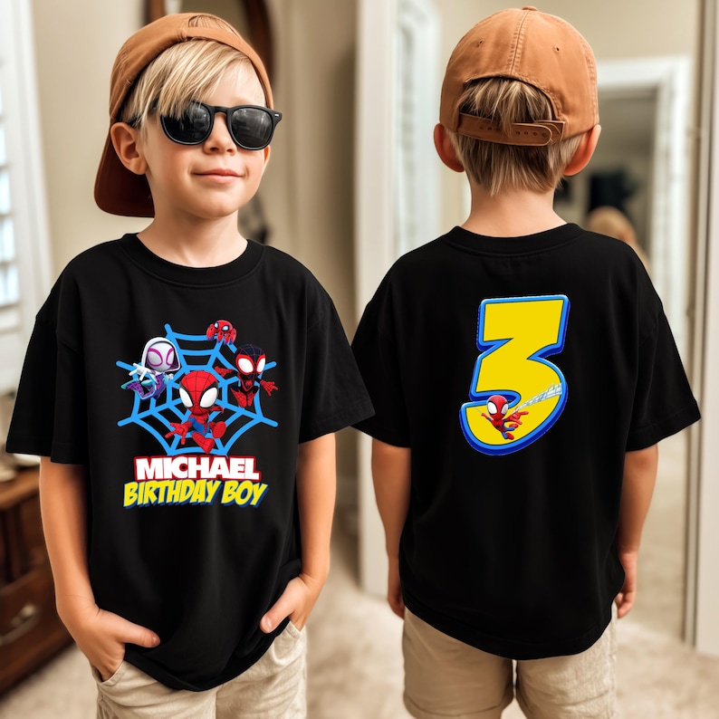 Puede incluir: Camiseta negra con personajes de Spider-Man y un dise&ntilde;o de telara&ntilde;a azul. La parte delantera dice "MICHAEL BIRTHDAY BOY". La parte trasera tiene un gran n&uacute;mero 3 amarillo con un gr&aacute;fico de Spider-Man.