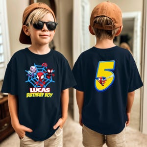 Puede incluir: Camiseta azul marino con personajes de Spider-Man y el texto "LUCAS BIRTHDAY BOY" en la parte delantera. La parte trasera de la camiseta muestra el n&uacute;mero 5 amarillo con un gr&aacute;fico de Spider-Man. Tema de cumplea&ntilde;os.