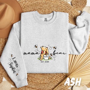 Sweat-shirt personnalisé « Maman Ours », motif Winnie l'Ourson, manches personnalisées avec le prénom de l'enfant image 4