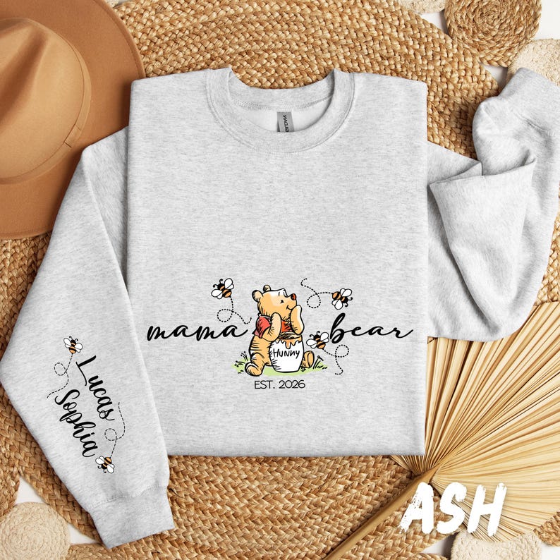 Sweat-shirt personnalisé « Maman Ours », motif Winnie l'Ourson, manches personnalisées avec le prénom de l'enfant image 4