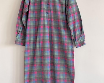 Sukienka Marimekko z lat 70. w stylu op-art, w kratkę, fioletowo-niebiesko-zielono-czarną, w doskonałym stanie, fińska, Finlandia