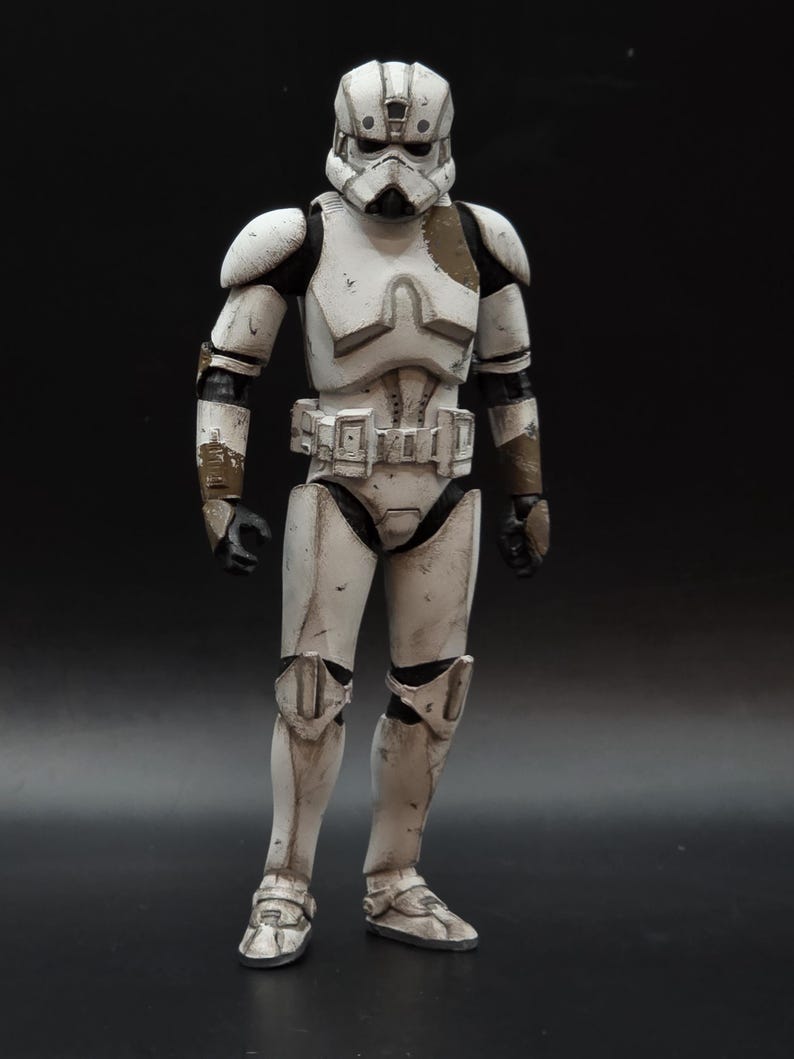 以下が含まれることがあります： スターウォーズのストームトルーパーの、立ち姿の精巧なアクションフィギュア。フィギュアは主に白で、黒と茶色のアクセントがあり、使い古されたディテールが特徴です。ヘルメットとアーマーは精巧にデザインされており、象徴的な外観を捉えています。