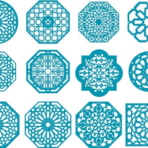 Op de afbeelding: Een verzameling van turquoise geometrische patronen, waaronder cirkels, achthoeken en vierkanten, elk met ingewikkelde, symmetrische ontwerpen. De patronen worden weergegeven tegen een witte achtergrond en tonen een verscheidenheid aan vormen en stijlen.