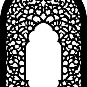 Op de afbeelding: Een zwart, boogvormig decoratief paneel met een ingewikkeld, opengewerkt ontwerp. Het patroon heeft een herhalend bloemen- en bladerenmotief, waardoor een symmetrisch, sierlijk frame ontstaat. Het midden is een witte, boogvormige ruimte.