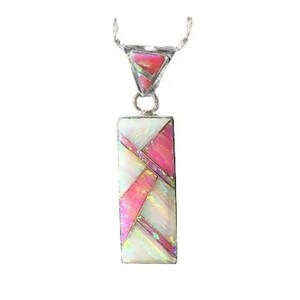 Op de afbeelding: Een zilveren ketting met een hanger met een geometrisch ontwerp. De hanger heeft een rechthoekige vorm met roze en witte secties. Een driehoekig stuk bekroont de hanger, eveneens met roze accenten.
