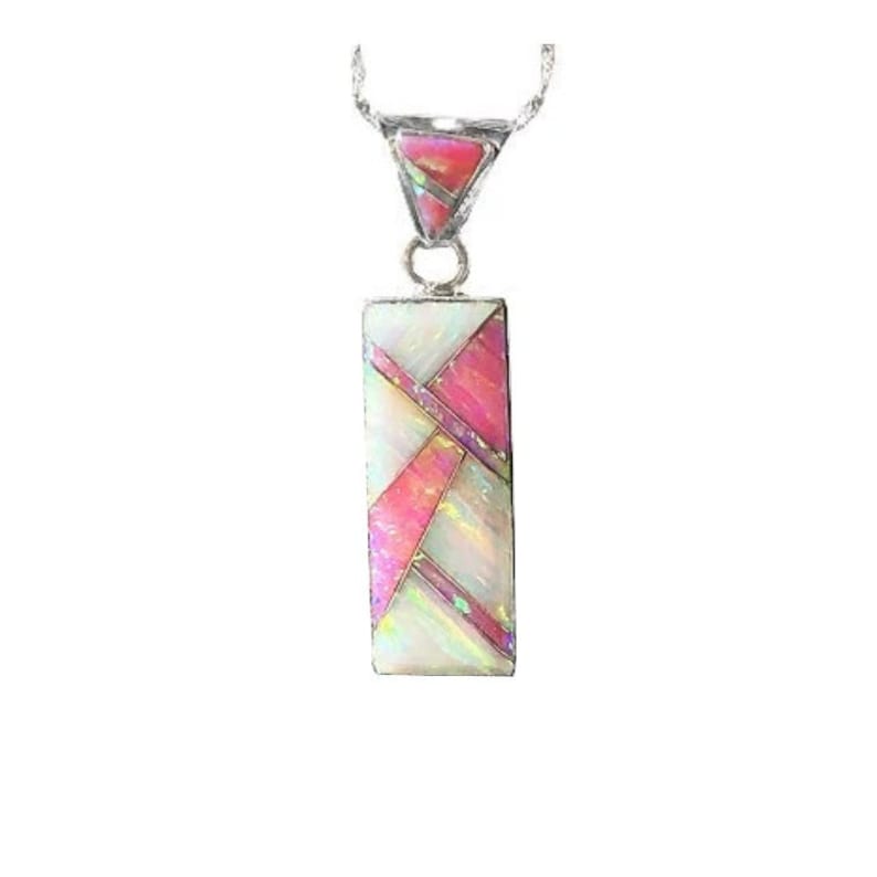 Op de afbeelding: Een zilveren ketting met een hanger met een geometrisch ontwerp. De hanger heeft een rechthoekige vorm met roze en witte secties. Een driehoekig stuk bekroont de hanger, eveneens met roze accenten.