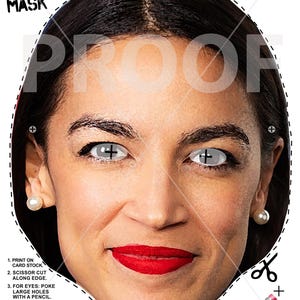 Puede incluir: Una máscara de Halloween imprimible con un retrato de Alexandria Ocasio-Cortez. La máscara está delineada con una línea discontinua e incluye instrucciones para cortar y ensamblar la máscara. El texto "AOC HALLOWEEN MASK" está en la parte superior de la imagen. El texto "PROOF" está impreso en letras grandes en la imagen. El texto "LEGAL DISCLAIMER WEAR MASK AT OWN RISK" está en la esquina superior derecha de la imagen.
