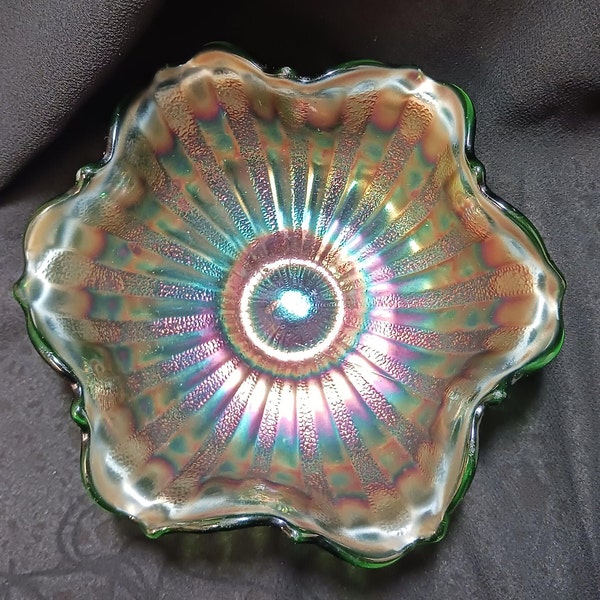 Gorgeous Vintage Fenton Stippled Rays green Carnival glass bowl 5 1/2"