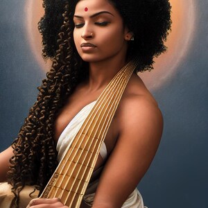 K&ouml;nnte beinhalten: Eine Frau mit dunklen, lockigen Haaren und einem roten Punkt auf der Stirn h&auml;lt ein langes, h&ouml;lzernes Musikinstrument. Sie tr&auml;gt ein wei&szlig;es Gewand und blickt auf das Instrument.
