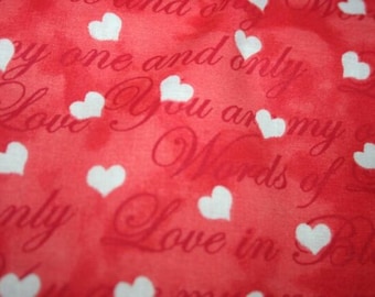 Tela estampada de corazones Red Valentine (agotada), cortada a medida o por medio metro. Corazones blancos sobre fondo rojo con letras cariñosas.