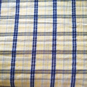 Tela de seersucker de poliéster/algodón, cuadros amarillos, blancos y azul marino, pieza de 60 pulgadas de largo por 57 pulgadas de ancho, retazo, muy versátil. imagen 1