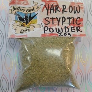 Peut inclure: Un sac en plastique transparent rempli d'une poudre verte étiquetée "YARROW STYPTIC POWDER 20g" avec un logo d'oiseau jaune qui dit "Yellow Bird Acres" au-dessus de l'étiquette.
