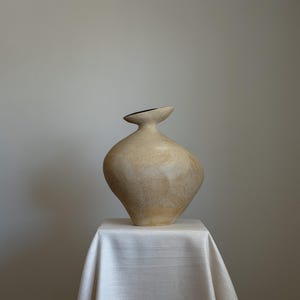 彫刻的なセラミック花瓶、非対称の炻器、デザイナー向けの大型オーガニックモダン装飾、侘び寂び陶器｜非対称花瓶 No.1