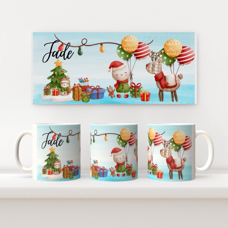 Op de afbeelding: Witte keramische mok met een kerstsc&egrave;ne met een sneeuwpop, rendier en kerstboom. De mok heeft de naam "Jade" erop.
