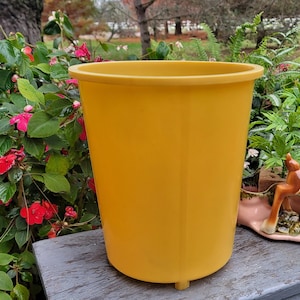 Vintage Yellow Gold Waste Bin, Small Cottage Vanity Bath Waste Bin, MCM Plastic Trash Collection, 10 inch Round Storage Bin