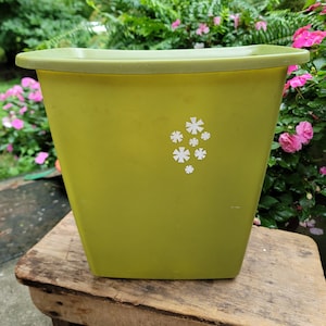Vintage Avocado Daisy Waste Bin: Embossed Flowers, Mid-Century Modern Decor