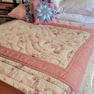 Shabby Quilt Blanket, Pastel Cottage Quilt Comforter, 1990s Quilted Floral Blanket, Cozy Shabby Floral, Vintage Cabbage Rose Bed Spread