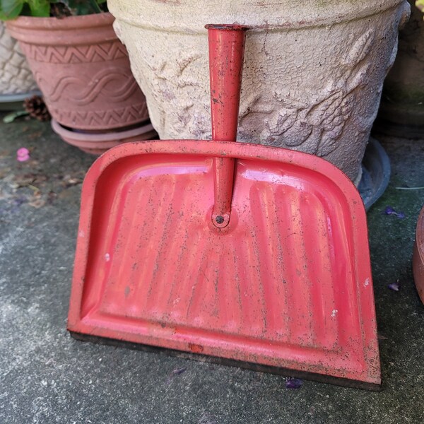 Recogedor de basura vintage de metal rojo con borde de goma, artículo de colección para el hogar