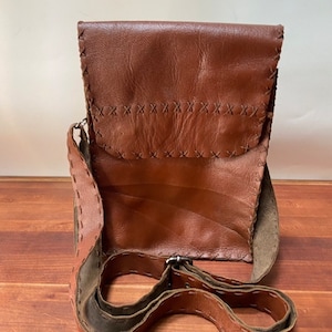 Cartera cruzada boho de piel cosida a mano
