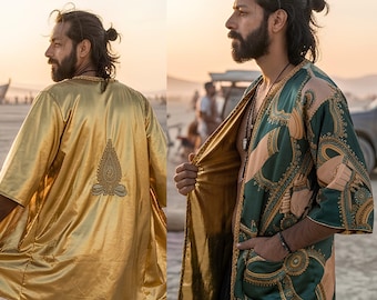 Puede incluir: Una bata reversible estilo kimono que presenta una tela dorada metálica en un lado con un detalle bordado central y una tela verde oscura en el reverso, decorada con un patrón circular repetitivo en tonos beige y dorados.