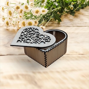 Scatola regalo in legno con decorazione cuori