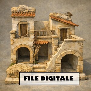 Può includere: Un modello di edificio in pietra in miniatura a due livelli, con ingressi ad arco, tetti in tegole color terracotta, porte in legno e un balcone con ringhiera. La struttura presenta una facciata strutturata e il testo FILE DIGITALE.