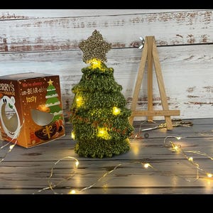 Wzór na robótkę na drutach: podświetlana choinka w kolorze czekoladowo-pomarańczowym