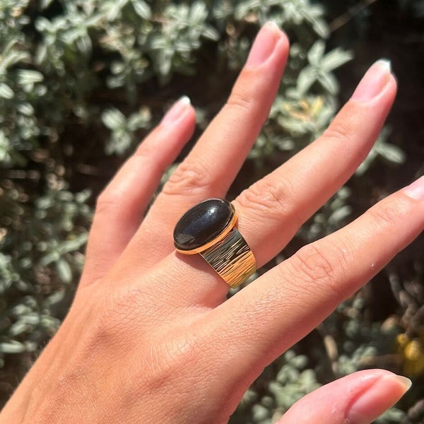 Bague réglable en Acier inoxydable 304 doré composée d'un anneau large martelé avec une très belle pierre en Onyx noir.