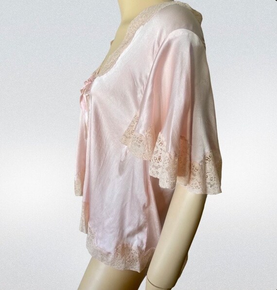 Vintage 30s 40s Pink Satin Lace Trimmed Bed Jacket - image 3