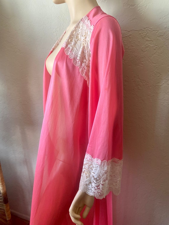 Vintage 1970s Bubblegum Pink Lounge Robe with Lace - image 4
