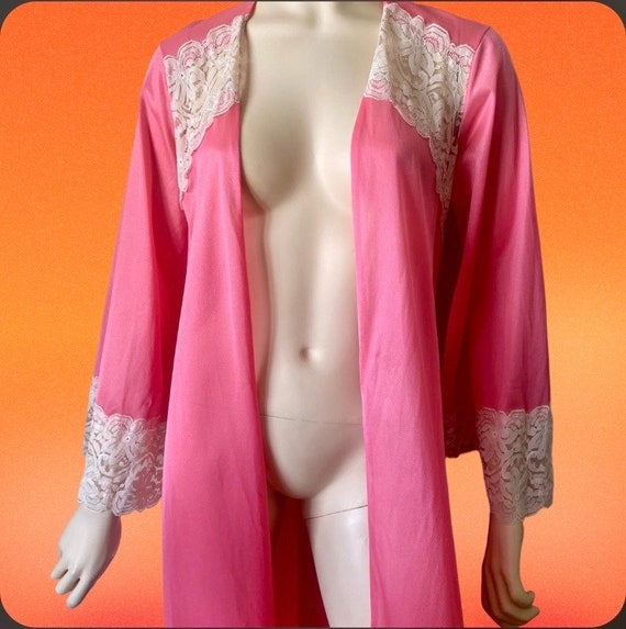 Vintage 1970s Bubblegum Pink Lounge Robe with Lace - image 2