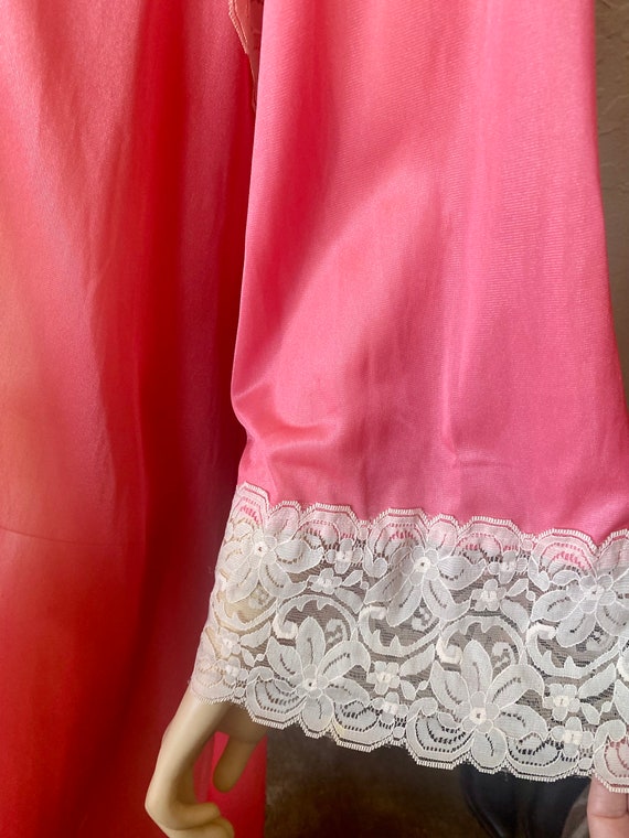 Vintage 1970s Bubblegum Pink Lounge Robe with Lace - image 9