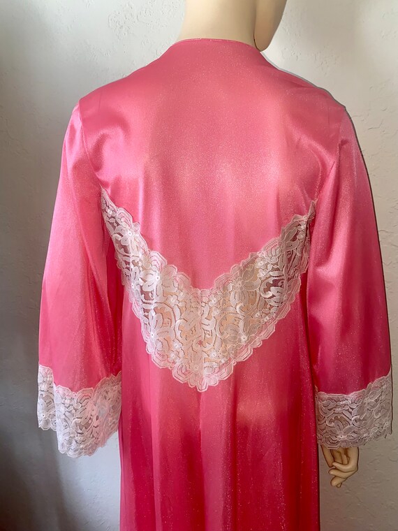 Vintage 1970s Bubblegum Pink Lounge Robe with Lace - image 7