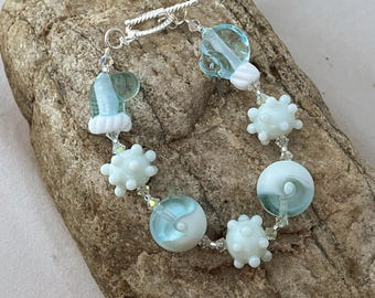 IJsblauwe kerstarmband, armband lampwork, handgemaakte kralen, glaskralen, blauwe kralen, blauwe armband, lampwork kralen, handgemaakt cadeau, 1133