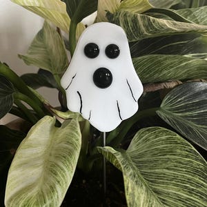 Halloween Ghost Plant Stake, Halloween Plant Stake, Halloween Decoration, Fused Glass Ghost, Flower Garden Stake, Handmade gift, 980