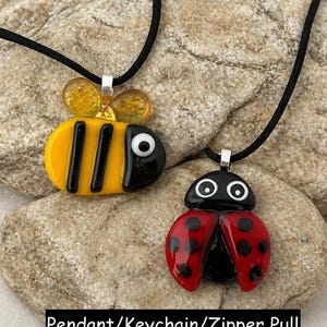 Collar con colgante de abeja o mariquita de vidrio fusionado, llavero, tirador de cremallera, colgante grueso, regalo para ella, regalo para mamá, Día de la Madre, dije, 1582