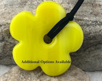 Collana con ciondolo a forma di fiore giallo, realizzata a mano, gioiello artistico, girocollo, charm, regalo per madre e figlia, regalo per la mamma, regalo per lei, 1155