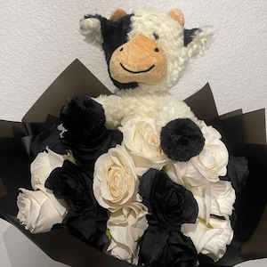 Forever Flowers Künstlicher Blumenstrauß (24 schwarze / weiße mittelgroße Rosen & Kuh-Kuscheltier)