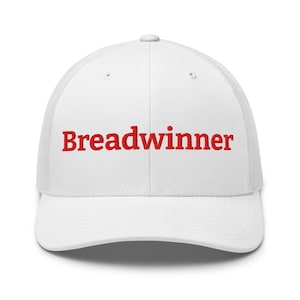 Op de afbeelding: Witte truckerpet met het woord "Breadwinner" in rode borduursels. De pet heeft een mesh achterkant en een gebogen klep. Een casual accessoire.