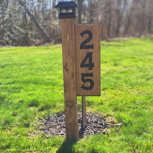 Personalisiertes Solarauffahrtschild: Walnuss-Finish, Hausnummermarkierung