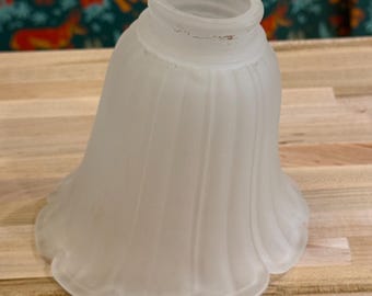 Pantalla de lámpara vintage asimétrica de vidrio esmerilado con forma de tulipán acanalado y borde festoneado, con soporte de 2 pulgadas.